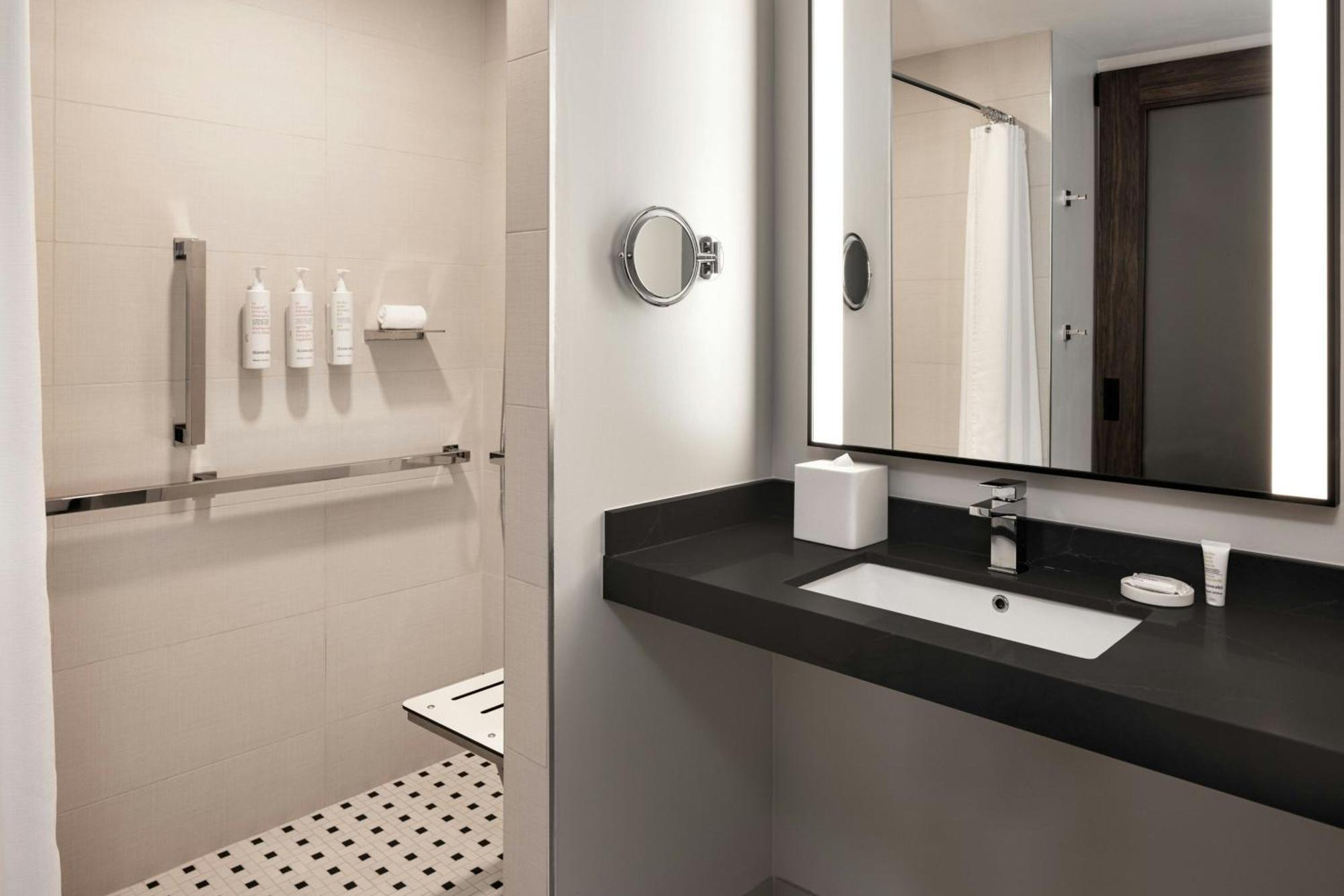 Oshkosh Marriott Waterfront Hotel & Convention Center Екстер'єр фото