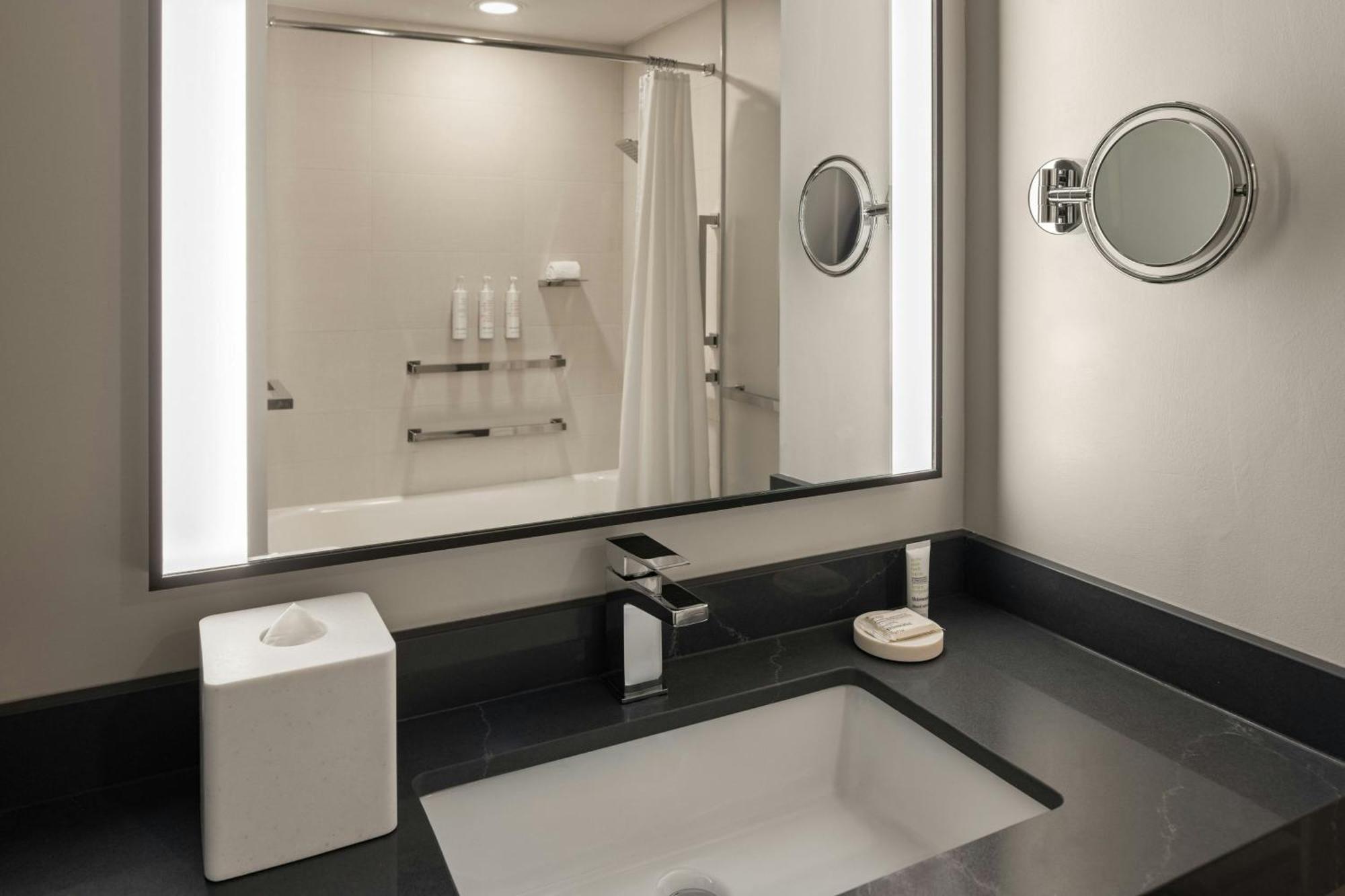 Oshkosh Marriott Waterfront Hotel & Convention Center Екстер'єр фото